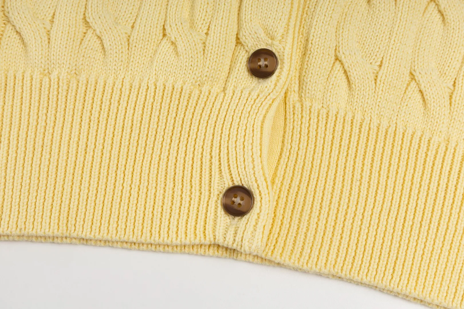 P230 #R93 RALPH LAUREN Ralph Lauren twelve colors classic small label embroidery logo seven-button knitted cable cardigan sweater women's top, high-density LOGO embroidery on the chest, original customization of tag accessories. Made of pure cotton yarn, pure cotton is skin-friendly and comfortable, small label war horse embroidered twist button cardigan sweater 🐎 high quality, follow the blogger to learn how to wear it! Let’s buy a Ralph Lauren cable sweater. It’s a super hard-to-find series after it became popular. It’s hard to find one on the official website. It’s simple and practical to wear, with a lazy and loose feel. The thickened fabric has more texture, feels soft and delicate, and has a loose fit. Whether worn alone or layered, you can wear different styles of fashion with just one piece!   Size: